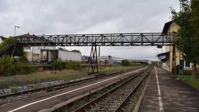 Archivbild: bnr
Im Rahmen der Elektrifizierung der Bahnstrecke muss die bestehende Fußgängerbrücke durch einen Neubau ersetzt werden.