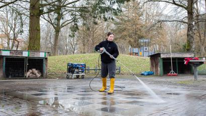 Bild: Michael Kutscher
Hannah Schraml reinigt das ein wenig in Vergessenheit geratene Schachbrett im Max-Reger-Park in Weiden.