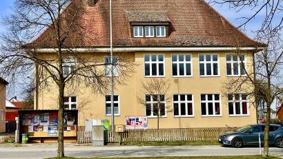 Bild: Gerhard Krones
Die Rettungsleitstelle im alten Schulhaus in Großschönbrunn wird zusammen mit einem Neubau auf dem Areal an ein Nahwärmenetz angeschlossen werden.