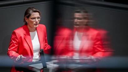 Bild: Michael Kappeler/dpa
Justizministerin Stefanie Hubig (SPD) arbeitet an einem Gesetz zum Schutz vor digitaler Gewalt.