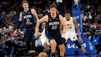Bild: John Raoux/AP/dpa
Die deutschen NBA-Profis Franz Wagner (vorn) und Moritz Wagner (hinten) im dunklen Dress der Orlando Magic. (Archivbild)