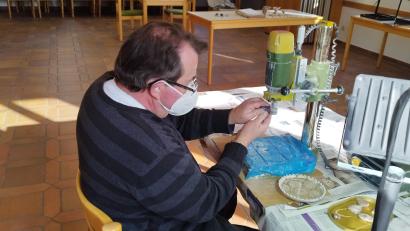 Bild: Monika Ziegeler
Pfarrer Haußmann bei der Arbeit. Mit seiner Maschine kann er Steine bis zu einem Kilo Gewicht bearbeiten.