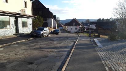 Bild: wkr
Der Vollausbau der Gablonzer Straße ist im Fichtelberg mit rund 1,3 Millionen Euro das größte Bauprojekt in diesem Jahr. Das Bild zeigt die Straße in Höhe des Rathauses in Richtung Süden.