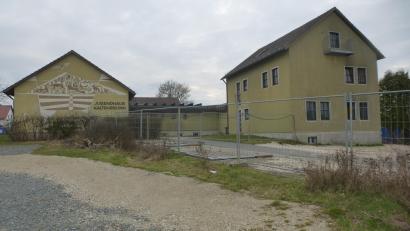 Bild: Siegfried Bock
Fast 40 Jahre diente das ehemalige Lehrerwohnhaus (rechts) zur Übernachtung von Jugendlichen, zuletzt für ukrainische Familien. Nun muss es den Außenanlagen für die nebenan entstehende Kita weichen. Tagungsgebäude und Kindergarten sind nach Eröffnung der Kita im Herbst zum Abbruch dran.