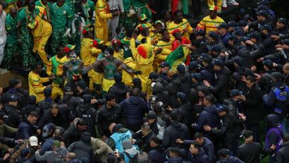 Bild: Youssef Loulidi/AP/dpa
Bei dem Afrika-Cup-Endspiel zwischen dem Senegal und Marokko kam es auf und neben dem Platz zu Tumulten. (Archivbild)