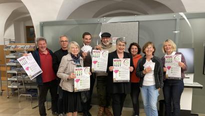 Bild: Katja Sauermann   
Die Vorstandschaft von Pro Libris um Vorsitzenden Stephan Oetzinger (Vierter von links) freut sich auf das Wein-Lese-Fest in der Regionalbibliothek.