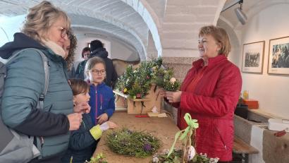 Bild: jua
Schmuck für die Wohnung in der Osterzeit bot der Neusather Gartenbauverein im Freilandmuseum Oberpfalz zum Kauf an.