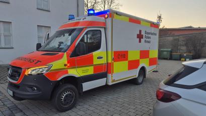 Bild: Hösamer
Der Rettungsdienst steht am Mittwoch im Hof des Amtsgerichts Schwandorf. Die 23-jährige Angeklagte im Prozess um Tierquälerei an Pferden ist wegen gesundheitlichen Problemen ins Krankenhaus gebracht worden.