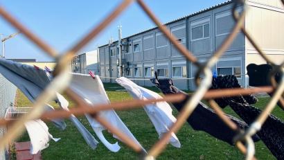 Bild: Gabi Schönberger
Noch trocknet im Camp Pitman in Weiden Wäsche im Wind, doch die Gemeinschaftsunterkunft, in der unter anderem Asylsuchende untergebracht sind, muss geräumt werden.