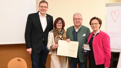 Bild: Markus Bauer
Der mit der Rudolf-Lodgman-Plakette gewürdigte Wiesauer Bürgermeister Toni Dutz (Zweiter von rechts) mit (von links) Steffen Hörtler (SL-Landesvorsitzender und stellvertretender SL-Bundesvorsitzender), der Präsidentin der Sudetendeutschen Bundesversammlung Christa Naaß und der Staatsministerin a.D. Emilia Müller.