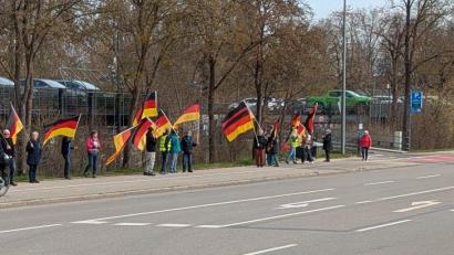 Bild: Bernhard Saurenbach
Eine Gruppe von Menschen schwenkte am Dienstagnachmittag in der Sulzbacher Straße in Amberg Deutschland-Fahnen.