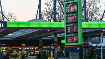 Bild: Jens Kalaene/dpa
Der Bundestag stimmt am Donnerstag über ein Spritpaket ab.