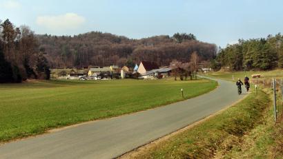 Bild: ds
Die Erneuerung der Gemeindeverbindungsstraße Lehendorf-Neutras wird insgesamt 1,5 Millionen Euro kosten. Die Maßnahme wird mit rund einer Million Euro bezuschusst.