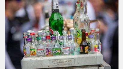 Bild: Thomas Banneyer/dpa
Ein Bündnis aus mehreren Fachorganisationen fordert eine bessere Alkoholprävention. (Archivfoto)