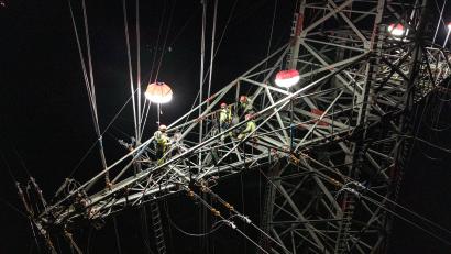 Bild: CTeam Leitungsbau
Der Bau des neuen Ostbayernrings schreitet voran. Um das Tal der Waldnaab sowie die parallel verlaufende Bahnstrecke bei Windischeschenbach sicher zu queren, musste in Nachtarbeit an den Masten entlang der A93 ein besonderes Schutznetz gezogen werden.