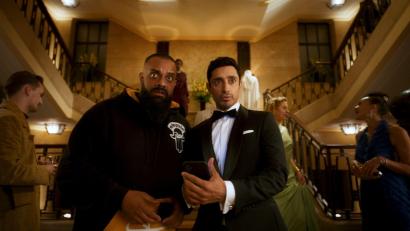 Bild: -/Prime Video/dpa
Riz Ahmed (r) will als Shah Latif der nächste James Bond werden. Guz Khan (l) spielt seinen Cousin Zulfi, der einen Taxiservice gründen will.