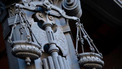 Bild: Fabian Sommer/dpa
Prozessbegleitung soll es für alle Opfer schwerer Straftaten geben. (Symbolbild)