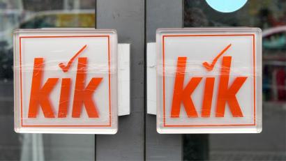 Archivbild: Soeren Stache/dpa
Der Textilwaren-Discounter Kik will in Deutschland 150 Filialen schließen. Ob es dabei auch Geschäfte in der Oberpfalz trifft, ist derzeit noch unklar.