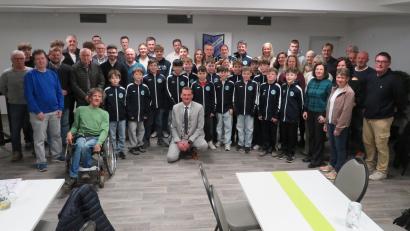 Bild: adj
Zahlreiche Sportlerinnen und Sportler zeichnete Bürgermeister Ernst Schicketanz im Namen der Gemeinde aus.