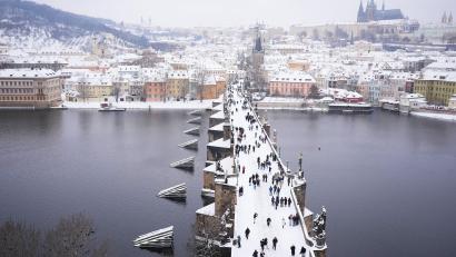 Bild: Petr David Josek/AP/dpa
Menschen überqueren die mittelalterliche Karlsbrücke nach starkem Schneefall.