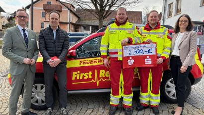 Bild: Kathrin Schmidt 
Das bisherige Einsatzfahrzeug der First Responder ist in die Jahre gekommen. Sparkassen-Vorstandsvorsitzender Thomas Pickel (links) und Vorstandsmitglied Sonja Kalb übergaben daher eine Spende für ein neues Fahrzeug an die First Responder Benedikt Trummer und Manfred Rupprecht (vorne, mit Scheck). Auch Bürgermeister Hans-Jürgen Strehl (zweiter von links) zeigte sich dankbar für die Unterstützung.