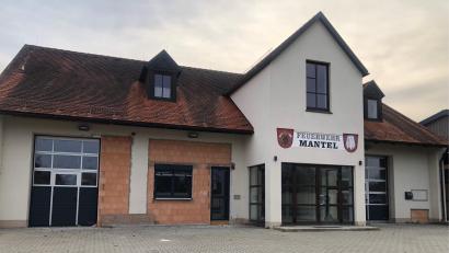 Bild: sei
Da der Neubau des Feuerwehrhauses aus Holz besteht, wird die Vorderfront des Bestandsbaus ebenfalls mit Holz verkleidet.