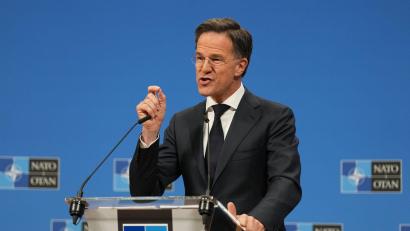 Bild: Virginia Mayo/AP/dpa
Sieht eine positive Entwicklung: Nato-Generalsekretär Mark Rutte stellte die neuen Zahlen am Donnerstag in Brüssel vor. (Archivbild)