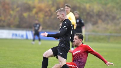 Bild: Hubert Ziegler
Bastian Härtl (links) legt den Vorwärtsgang ein: Sein 1. FC Rieden trifft im Top-Duell der Kreisliga Süd auf den TuS Rosenberg.