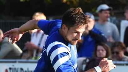 Archivbild: Gerhard Büttner
Tabellenschlusslicht Schirmitz um Florian Krapf (blau) empfängt den FC Weiden-Ost im Derby und hat dabei die schlechteren Karten.