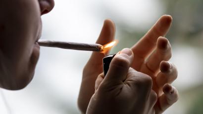 Bild: Fabian Sommer/dpa
Eine Person zündet sich einen Joint an. Nach der Cannabis-Legalisierung verzeichnet die Fachambulanz für Suchtberatung weniger Klienten. Das hat mit der Straffreiheit zu tun.