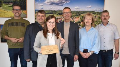 Bild: Norbert Weis
Die Bürgermeister der ILE-Lenkungsgruppe Oberpfälzer Alb (von links): Roman Berr (Etzelwang), Dieter Dehling (Illschwang), Peter Achatzi (Neukirchen), Brigitte Bachmann- Mühlinghaus (Birgland) und Rainer Pickel (Weigendorf) stellen im Rathaus in Illschwang die ILE-Umsetzungsbegleitung Veronika Schmalzl vor.