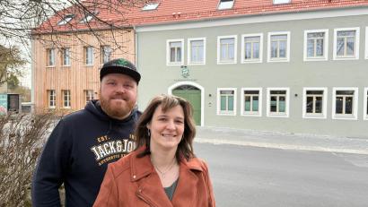 Bild: Gabi Schönberger
Tobias und Stephanie Grünbauer vor ihrem Landgasthof mit Metzgerei und Dorfladen. Nach fünf Jahren Planungs- und Bauzeit ist nun beides in Betrieb