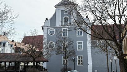 Bild: Stephan Huber
Die Decker-Schulen in Amberg liegen im Herzen der Altstadt. Rund 700 Mädchen und jungen Frauen besuchen Gymnasium und Realschule. Am Wochenende wurden die traditionsreichen Mauern mit frauenfeindlichen Äußerungen besprüht.