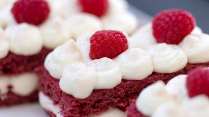 Symbolbild: Michael Reichel/dpa
Eine 25-Jährige ging am Mittwoch in ein Café in Hof und gönnte sich Kaffee und Kuchen, ohne zu bezahlen.