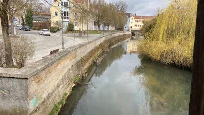 Bild: ass
Auch wenn diese Mauer am Amberger Vilsufer natürlich sehr viel später gebaut worden ist: Sie entspricht den mittelalterlichen Vorstellungen, wie man Naturkatastrophen einzudämmen versuchte.