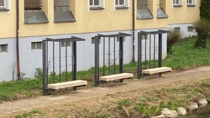 Bild: ass
Die Rankhilfen standen schon seit Ende 2025, jetzt sind auch die Sitzflächen der neuen Bänke am Vilsuferweg in Amberg montiert.