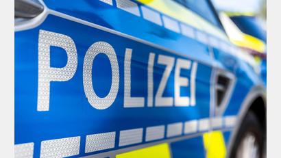 Bild: David Inderlied/dpa
Polizeieinsatz nach einem mutmaßlichen Messerangriff in einer Asylbewerberunterkunft im Erdinger Ortsteil Aufhausen. (Symbolbild)