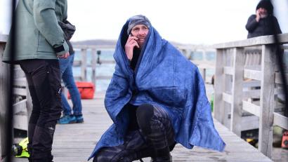 Bild: Daniel Bockwoldt/dpa
Robert Marc Lehmann geht auf Tuchfühlung mit einem gestrandeten Wal in der Ostsee.