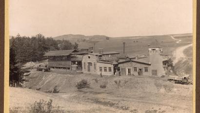 Bild: Stadtarchiv Erbendorf/exb
Die Stadt Erbendorf will mit einem Bergbaulehrpfad an die frühere Bergbaugeschichte erinnern. Im Bild das frühere Bergwerk Erbendorf aus den 1920er Jahren.