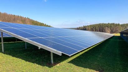 Bild: Michael Bartels/Bayernwerk
So sieht es bei der PV-Freiflächenanlage bei Kürmreuth (Gemeinde Königstein) aus. Die Anlage ist die jüngste von mittlerweile fast 100 im Landkreis Amberg-Sulzbach.