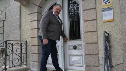 Bild: Thorsten Schreiber
Bärnaus neuer Bürgermeister Michael Schedl auf dem Weg ins Rathaus, seine künftige Wirkungsstätte.