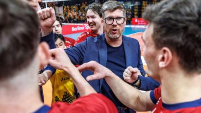 Bild: Andreas Gora/dpa
Hübner lebt seinen Spielern einen kühlen Kopf vor. (Archivbild)