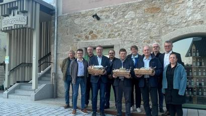 Bild: ILE Schwarzach-Regen
Die ILE Schwarzach-Regen verabschiedete die drei scheidenden Bürgermeister Herbert Bauer, Bürgermeister des Marktes Stamsried, Franz Haberl, Bürgermeister der Gemeinde Pemfling und Walter Schauer, Bürgermeister der Gemeinde Thanstein (vorne mit Präsenten, von links).