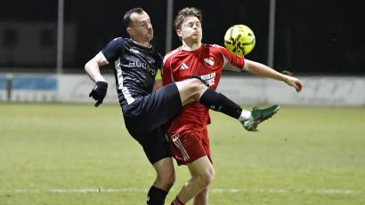 Archivbild: Hubert Ziegler
Kapitän Timo Kohler (links) und die DJK Gebenbach empfangen am Samstag den TSV Kornburg.