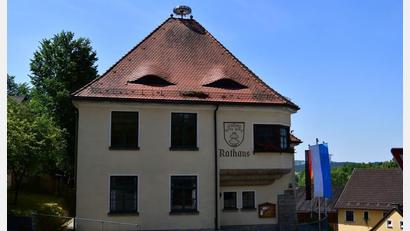 Bild: exa
Im Rathaus war bei der Sitzung des Gemeinderats Pullenreuth viel los. Die Räte waren sich nicht in allen Punkten einig.