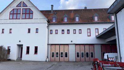 Bild: ge
Der Ammerthaler Bauhof bekommt als Ersatzanschaffung einen Kleintraktor der Marke Massey Ferguson für Grünflächen- und Wintereinsatz.