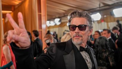 Bild: John Locher/Invision/AP/dpa
Ethan Hawke kommt zur Oscar-Verleihung im Dolby Theatre in Los Angeles. (Archivbild)