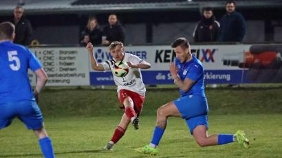 Bild: Dieter Jäschke
Bendikt Meckl beim Torschuss: Der SC Luhe-Wildenau will nach dem 6:2-Pokalerfolg über den SV SAD-Ettmannsdorf in der Meisterschaft nachlegen. Es geht gegen den FC Kosova.