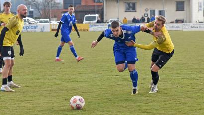 Bild: Gebert
Mit dem 3:2-Sieg gegen den FC Marktleuthen hat der SV Poppenreuth (blaue Trikots) die Tabellenführung in der Kreisliga 2 erobert. Am Samstag tritt der SVP beim SV Mitterteich II an.