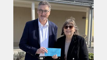 Bild: Irmgard Berr
Im Namen aller Stullner Ortsvereine überreichte Bürgermeister Hans Prechtl im Garten des Bruder-Gerhard-Hospizes eine Spende in Höhe von 1.000 Euro an die Vorsitzende des Hospizvereins Stadt und Landkreis Schwandorf e. V., Gisela Pöhler.